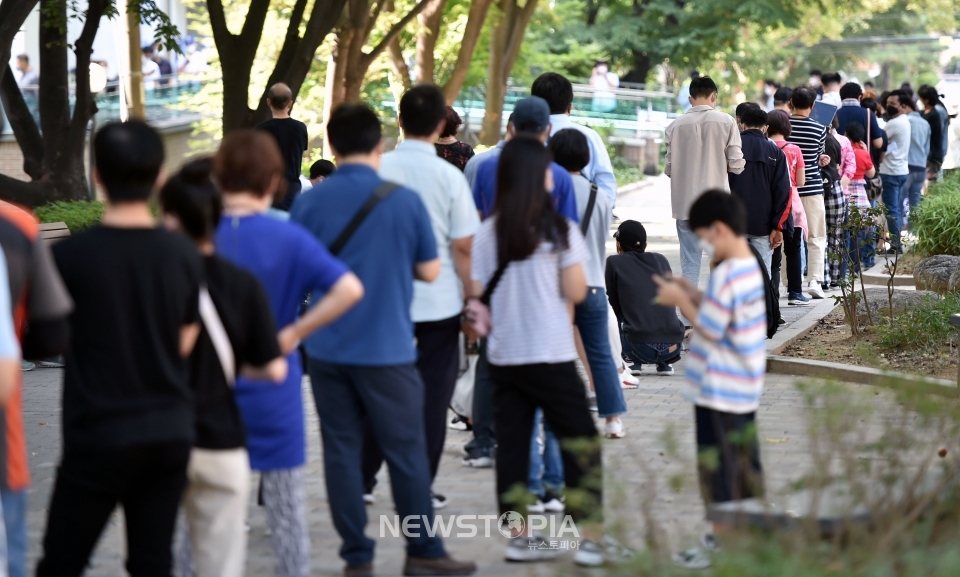 개천절 대체공휴일 연휴 마지막 날인 4일 오전 대구 달서구보건소 선별진료소를 찾은 시민들이 코로나19 진단검사를 받기 위해 순서를 기다리고 있다.ⓒ뉴시스