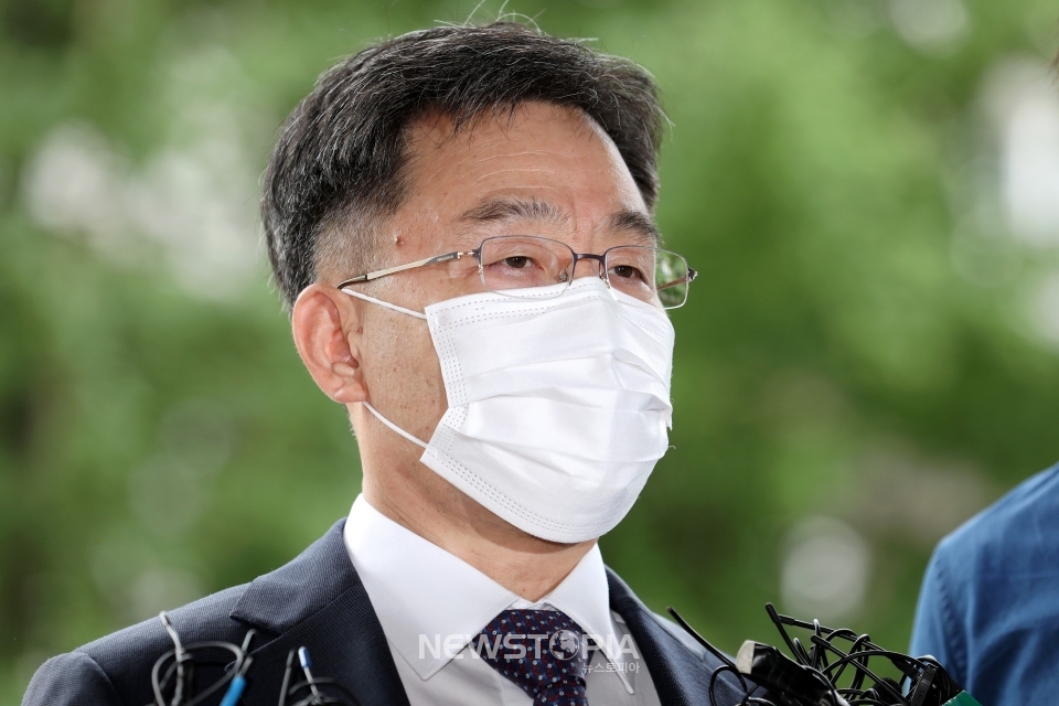 성남 대장동 개발 특혜 의혹이 불거진 화천대유 대주주 김만배 씨가 27일 오전 서울 용산구 용산경찰서에 참고인 신분으로 출석하며 취재진 질문에 답하고 있다. ⓒ뉴시스