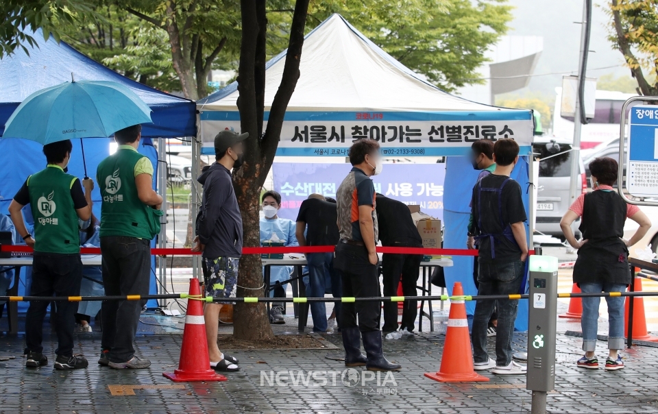 6일 오전 코로나19 확진자 집단감염이 발생한 서울 마포구 마포농수산물시장에 설치된 찾아가는 선별진료소에서 상인들이 검사를 받고 있다.ⓒ뉴시스