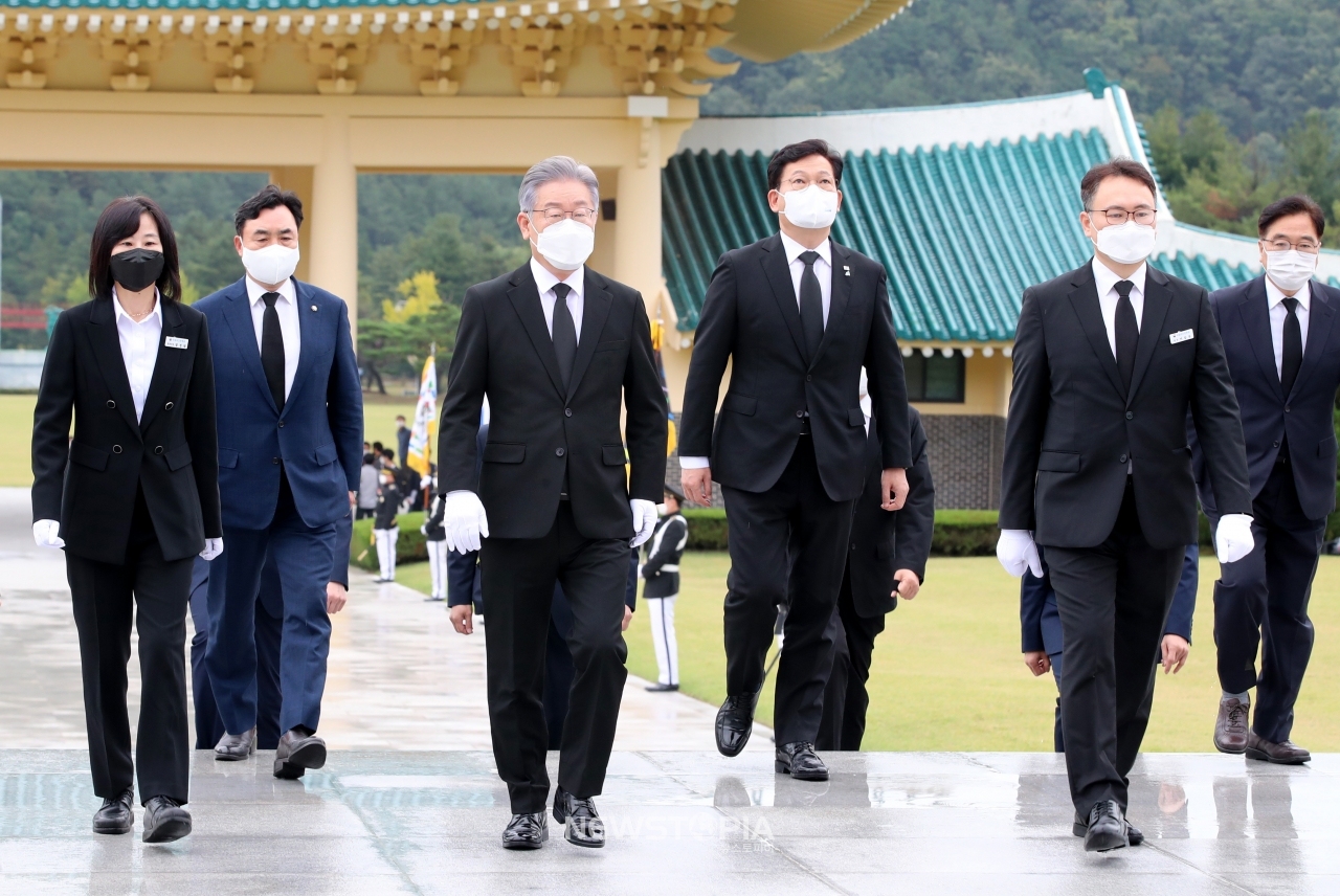 더불어민주당 대선후보로서의 첫 행보로 국립대전현충원 참배에 나선 이재명 대선후보가 송영길 대표와 현충탑으로 향하고 있다.ⓒ뉴시스