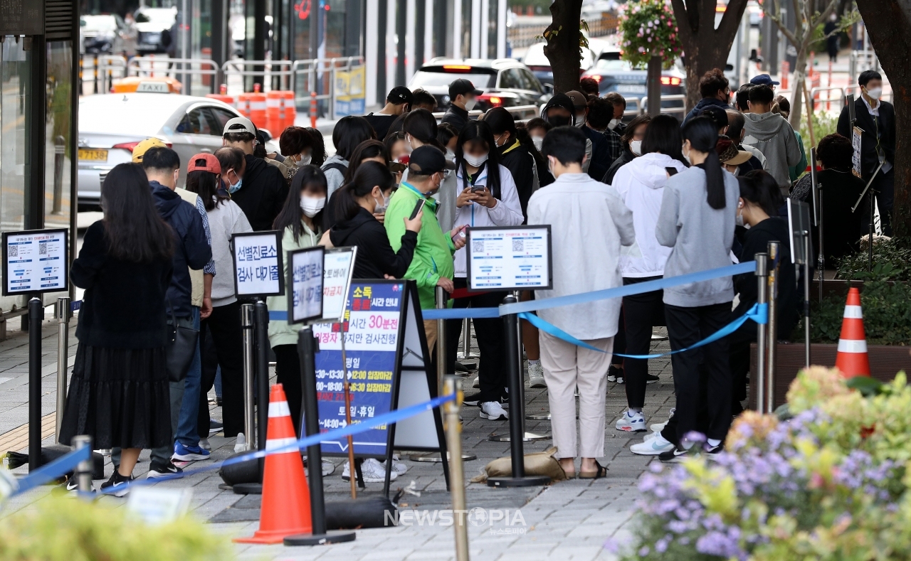 코로나19 신규 확진자가 1,347명으로 집계된 12일 오전 서울 송파구보건소 선별진료소에 시민들이 검사를 받기 위해 대기하고 있다. ⓒ뉴시스