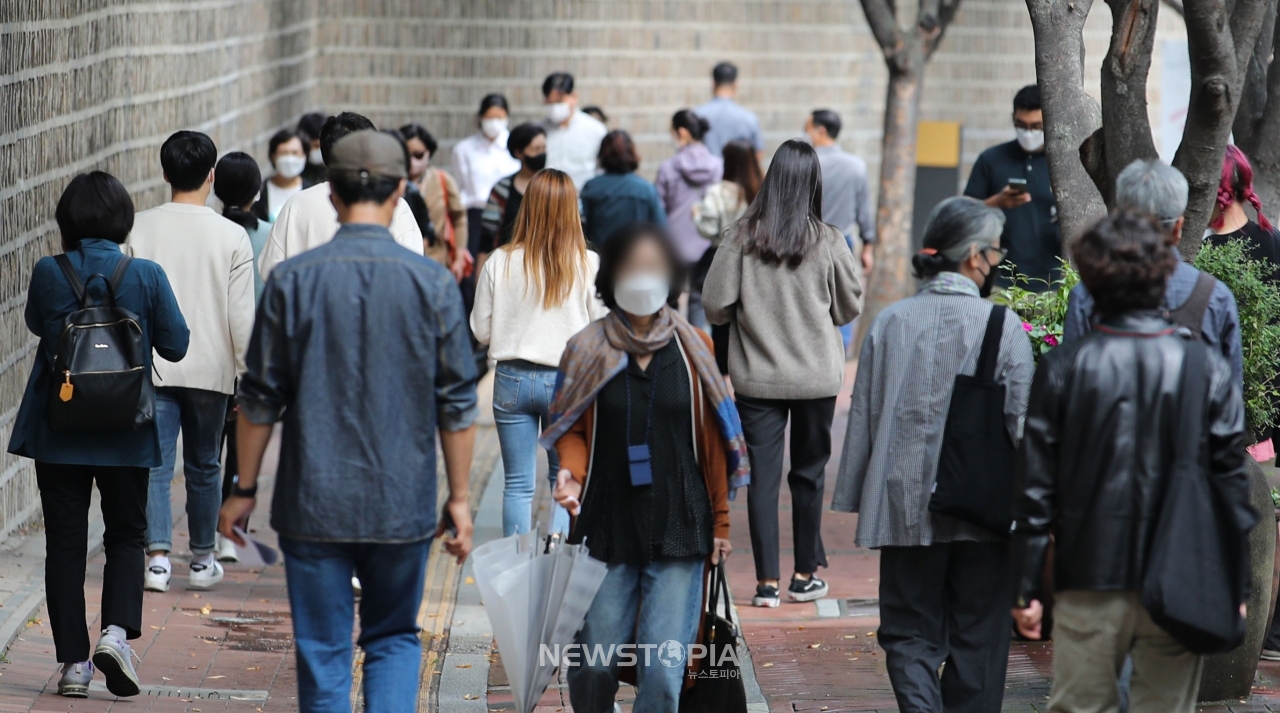 덕수궁 돌담길에서 시민들이 이동하고 있는모습.ⓒ뉴시스