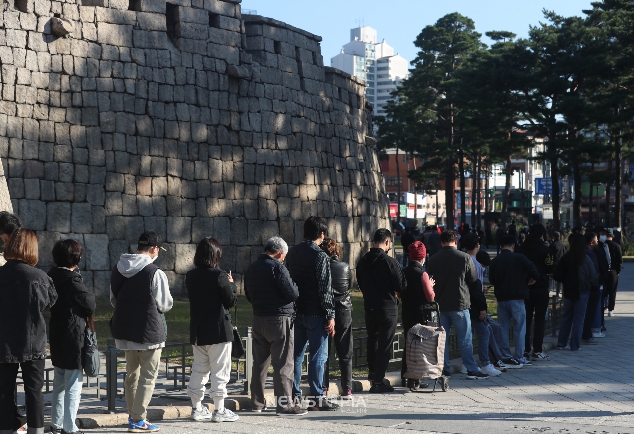 동대문종합시장에서 코로나19 집단감염이 발생한 이튿날인 20일 서울 흥인지문 옆에 설치된 서울시 찾아가는 선별진료소를 찾은 상인 등 시민들이 검사를 받기 위해 줄을 서고 있다.ⓒ뉴시스