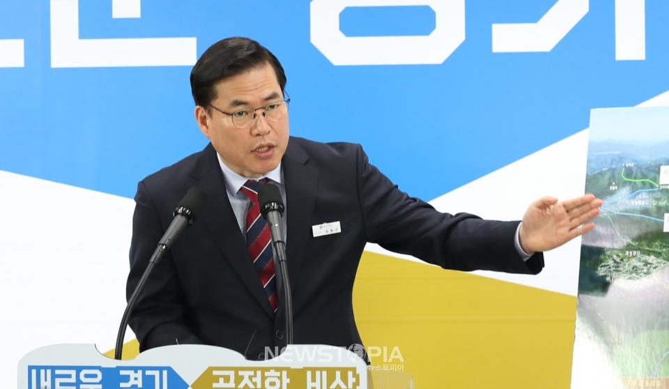 지난 2019년 3월 6일 당시 유동규 경기관광공사 사장이 경기도청 구관 2층 브리핑룸에서 '임진각~판문점 간 평화 모노레일 설치 추진 계획'에 대해 브리핑을 하고 있다. (사진=경기도 제공)