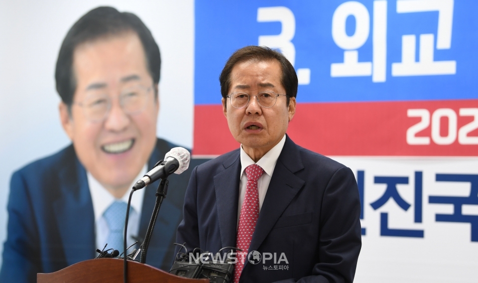 국민의힘 대권주자인 홍준표 의원이 27일 서울 여의도 캠프사무실에서 외교 대전환 공약을 발표하고 있다.ⓒ뉴시스