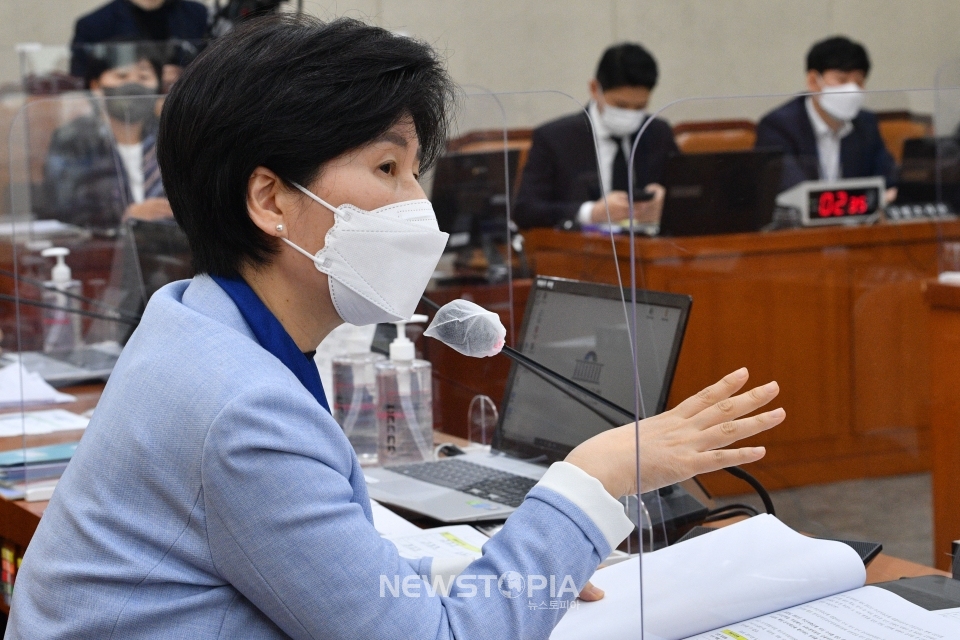 백혜련 더불어민주당 의원이 26일 오전 서울 여의도 국회에서 열린 행정안전위원회의 행정안전부, 경찰청 등에 대한 종합감사에서 질의 하고 있다.ⓒ뉴시스