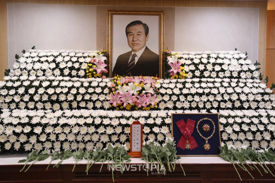 27일 서울 종로구 서울대학교병원 장례식장에 마련된 노태우 전 대통령 빈소에 무궁화대훈장이 놓여져 있다.ⓒ뉴시스