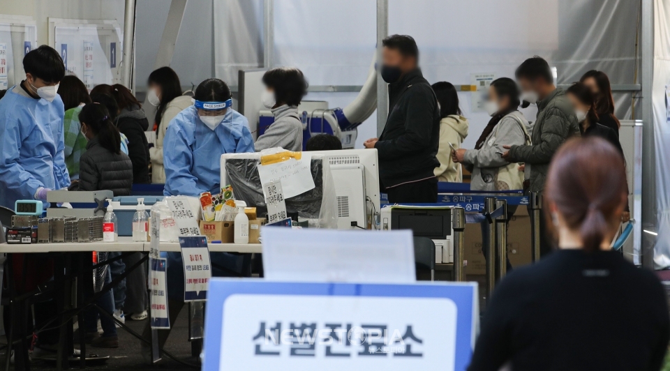 코로나19 신규 확진자가 2,111명으로 20일 만에 다시 2,000명대를 기록한 28일 오후 서울 송파구 보건소 선별진료소에서 시민들이 검사를 받기 위해 대기하고 있다. ⓒ뉴시스
