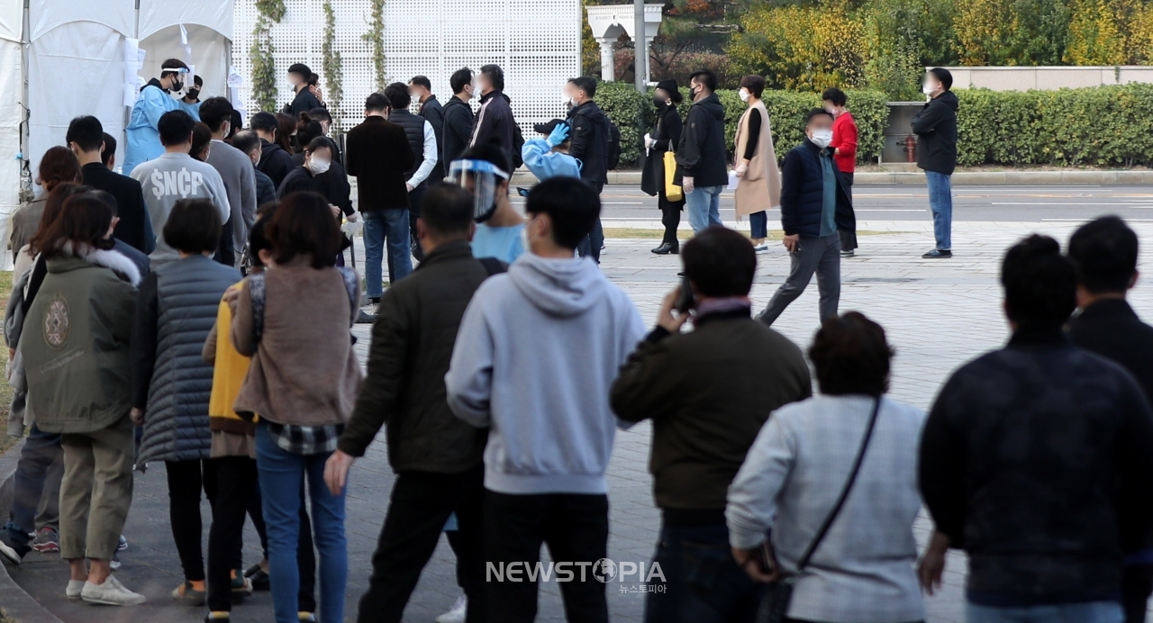 한국형 위드(With) 코로나인 '단계적 일상회복' 첫 단계가 시행된 1일 오전 서울 종로구 흥인지문 인근에 설치된 찾아가는 선별진료소에서 시민들이 코로나19 검사를 받기 위해 길게 줄 지어 서 있다. ⓒ뉴시스