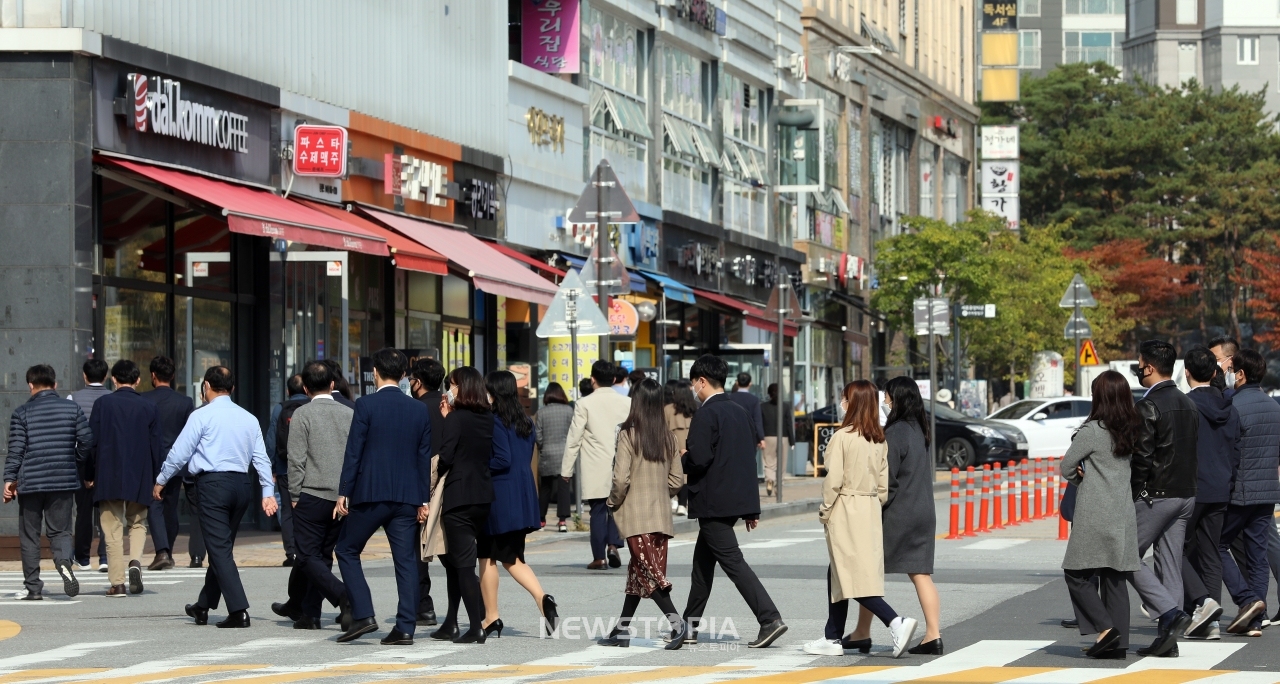 한국형 위드(With) 코로나인 '단계적 일상회복' 첫 단계가 시행된 1일 세종시 어진동 정부세종청사 인근 음식점 거리에서 공무원들이 점심식사를 위해 이동하고 있다.ⓒ뉴시스