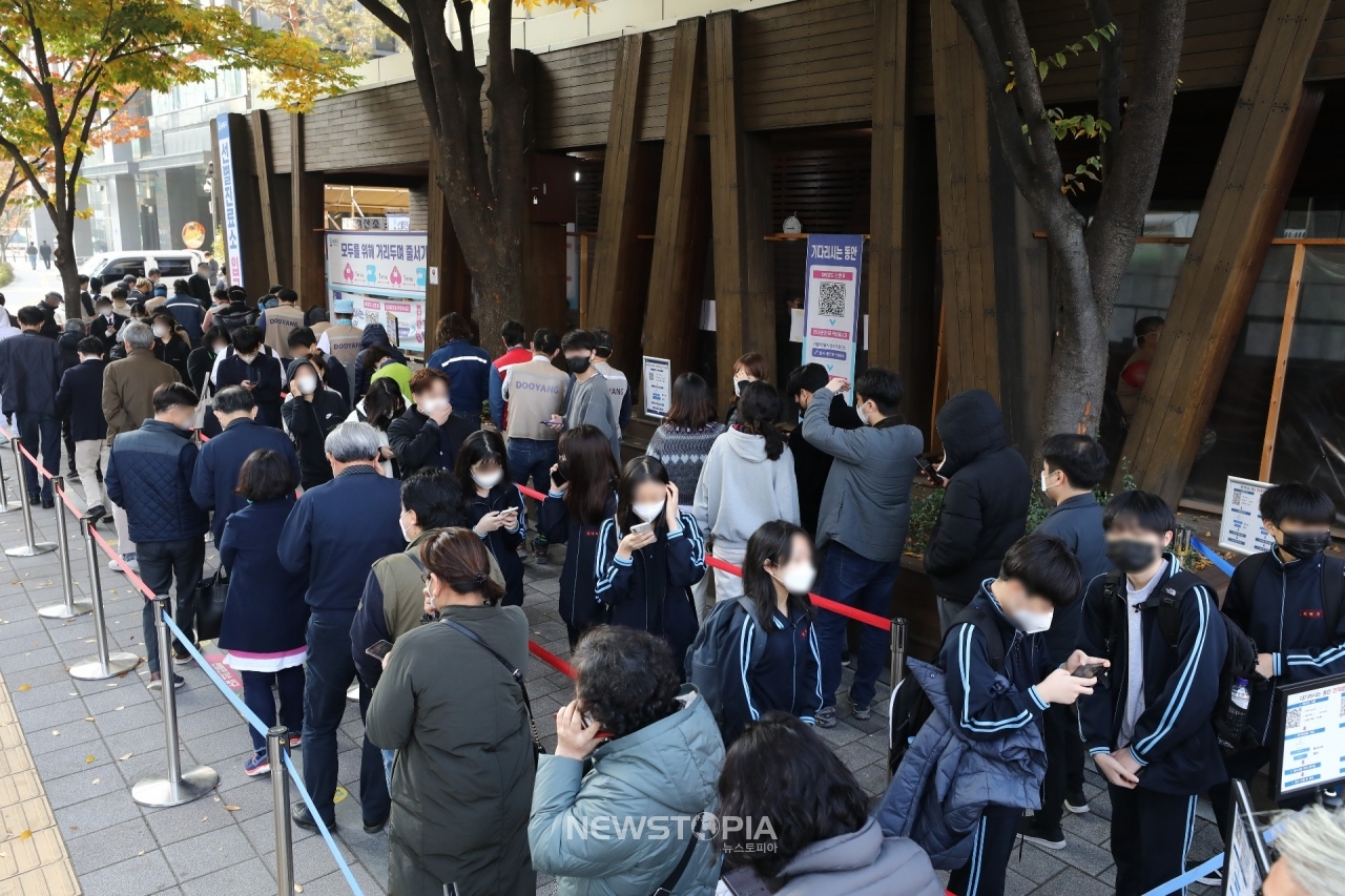 단계적 일상회복(위드 코로나) 시행 사흘째인 3일 오전 서울 송파구보건소 선별진료소를 찾은 시민들이 코로나19 검사를 하기 위해 줄지어 서 있다. 이날 열린 중앙재난안전대책본부(중대본) 회의에서 전해철 행정안전부 장관은 확진자 수가 2600명대라고 전했다.ⓒ뉴시스