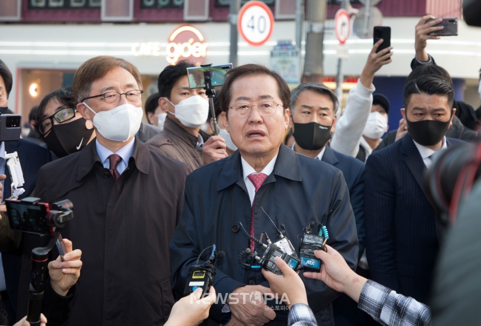 홍준표 국민의힘 대선 경선 후보가 4일 서울 마포구 홍익대학교 앞 거리를 찾아 취재진 앞에서 발언하고 있다.ⓒ뉴시스