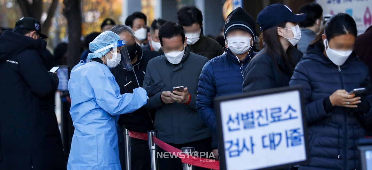 코로나19 확진자가 연일 2000명대를 웃도는 가운데 12일 오전 서울 송파구보건소에 설치된 코로나19 선별진료소를 찾은 시민들이 검사를 받기 위해 줄 서 있다. ⓒ뉴시스