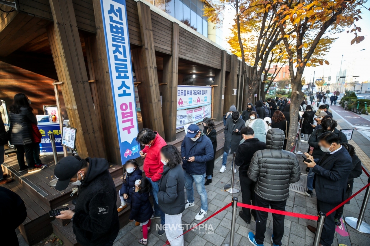 0시 기준 국내 코로나19 신규확진자가 3187명으로 집계된 17일 오전 서울 송파구보건소에 설치된 코로나19 선별진료소를 찾은 시민들이 검사를 받기 위해 줄 서 있다. ⓒ뉴시스