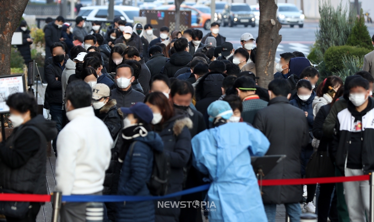 25일 오전 서울 송파구보건소 선별진료소에서 시민들이 코로나19 검사를 받기 위해 길게 줄 서 있다. ⓒ뉴시스