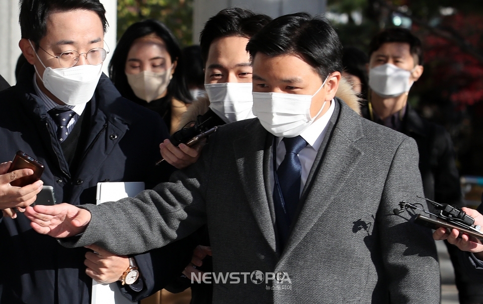 고위공직자범죄수사처(공수처) 소속 검사와 수사관들이 26일 오전 서울 서초구 대검찰청 정보통신과를 압수수색하기 위해 청사로 들어가고 있다.ⓒ뉴시스