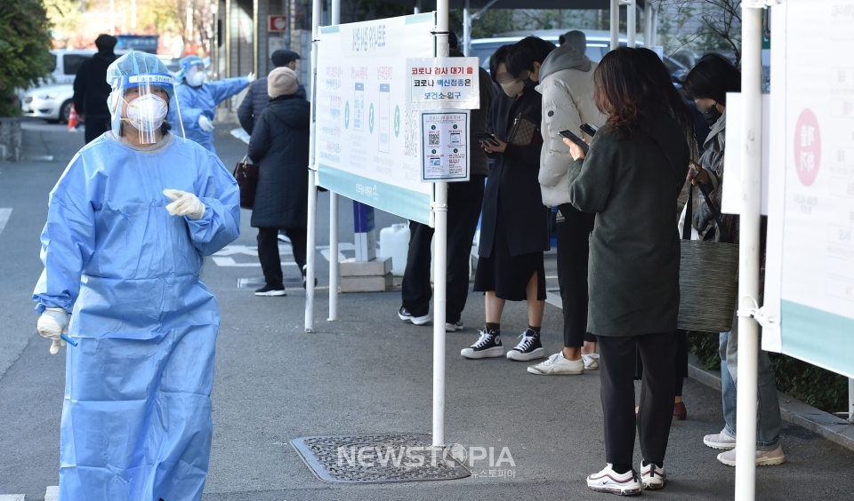 26일 오전 대구 수성구 보건소 선별진료소에서 시민들이 코로나19 진단검사를 받기 위해 대기하고 있다.ⓒ뉴시스