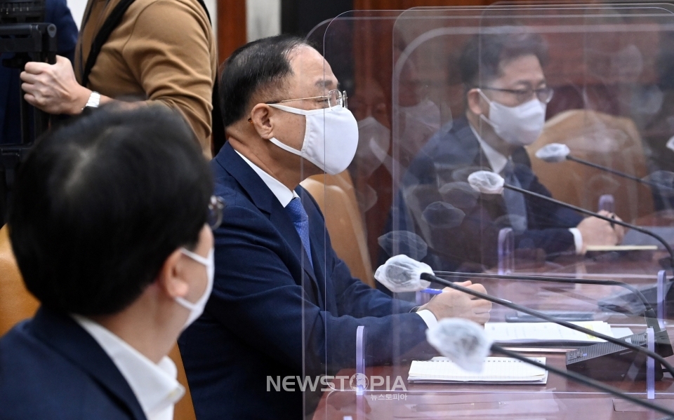 홍남기 경제부총리 겸 기획재정부 장관이 25일 오전 서울 종로구 정부서울청사에서 열린 국정현안점검조정회의에 참석해 김부겸 총리의 발언을 듣고 있다.ⓒ뉴시스