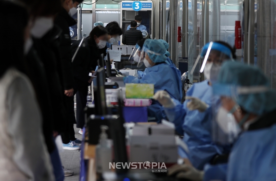 코로나19 신규 확진자가 3,309명으로 집계된 29일 오후 서울 동대문구보건소에 마련된 선별진료소에서 시민들이 검사를 받기 위해 대기하고 있다.ⓒ뉴시스