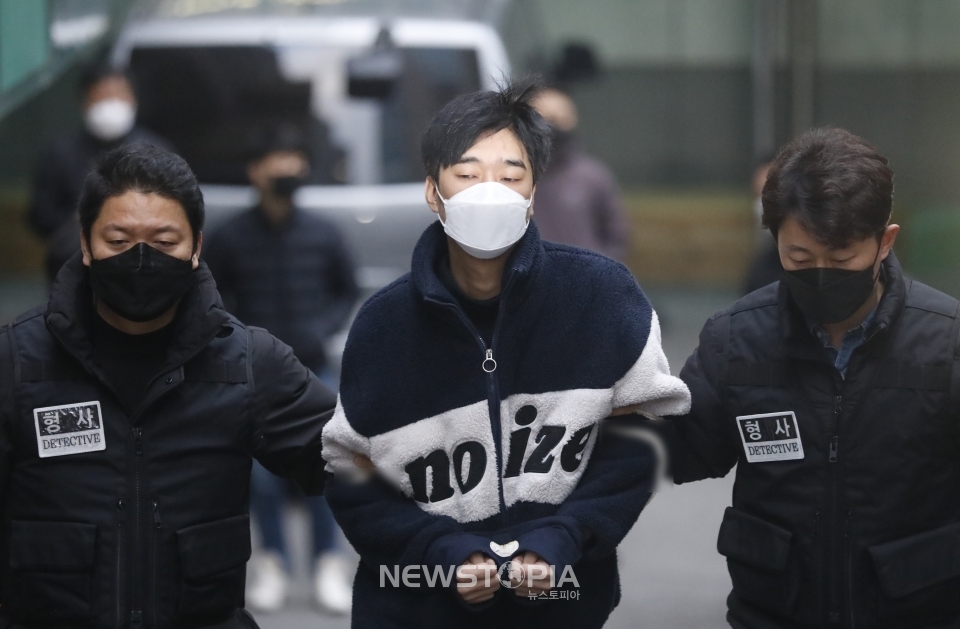 스토킹 피해를 수차례 신고해 신변보호를 받던 30대 여성을 살해한 혐의를 받는 김병찬이 29일 서울 남대문경찰서에서 호송차로 향하고 있다. 서울 중부경찰서는 이날 오전 남대문경찰서 유치장에 감호돼 있던 김병찬을 검찰에 구속 송치한다. ⓒ뉴시스