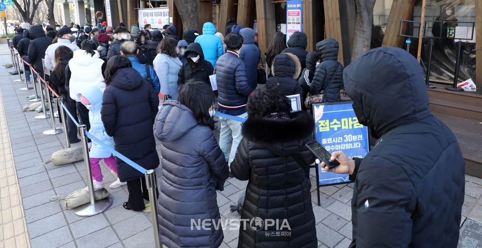 1일 오후 서울 송파구보건소 선별진료소를 찾은 시민들이 코로나19 검사를 받기 위해 줄지어 서 있다. 이날 0시 기준 신규 확진자는 5123명 발생했다.ⓒ뉴시스