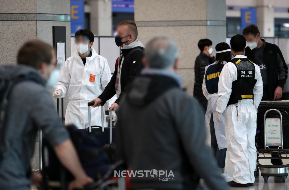 국내에서 코로나19의 새로운 변이 바이러스 '오미크론' 확진자가 확인된 2일 인천국제공항 제1여객터미널에서 해외 입국자들이 임시 생활시설로 가기 위해 질병관리본부 직원의 안내를 받고 있다. ⓒ뉴시스