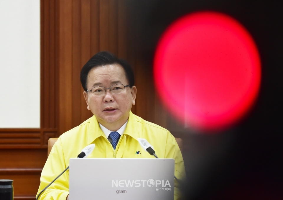 김부겸 국무총리가 3일 오전 서울 종로구 정부서울청사에서 열린 코로나19 대응 중앙재난안전대책본부(중대본) 회의에 참석해 발언하고 있다. 이날 김부겸 총리는 "급속도로 높아지고 있는 감염의 확산세를 빠르게 진정시키기 위해서 사적모임 인원제한을 강화한다"며 "내주부터 4주간, 사적모임 허용인원을 수도권은 최대 6인, 비수도권은 8인까지로 축소한다"고 밝혔다.ⓒ뉴시스