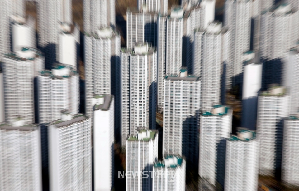 한국부동산원에 따르면 11월4주(22일 기준) 수도권 주간 아파트값이 1주 전에 비해 0.18% 상승, 1년여만에 최저치를 기록한 것으로 알려진 28일 서울의 한 부동산업체 밀집 상가 모습. ⓒ뉴시스