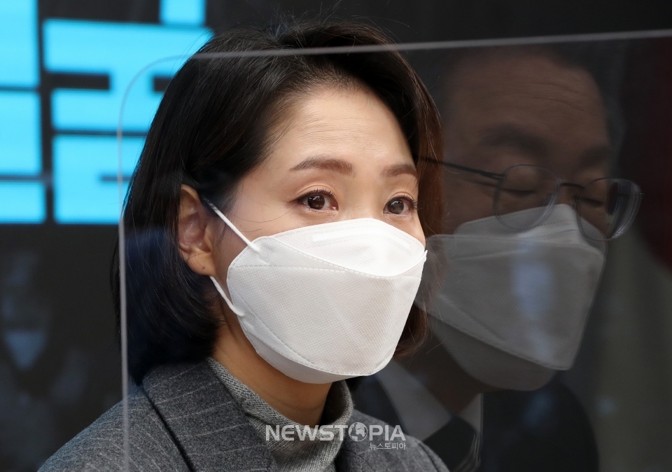 조동연 더불어민주당 신임 공동상임선대위원장이 30일 서울 여의도 중앙당사에서 열린 기자간담회에서 취재진의 질문에 답하며 눈시울을 붉히고 있다. ⓒ뉴시스