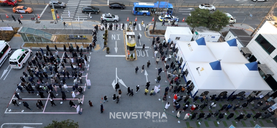 코로나19 확진자수가 7000명대를 넘어선 8일 오전 서울 강남구보건소 선별진료소에서 많은 시민들이 코로나19 검사를 받기 위해 길게 줄지어 서 있다.ⓒ뉴시스