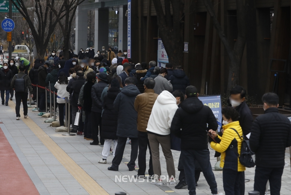0시 기준 코로나19 신규 확진자가 7,022명으로 사흘째 7천명대를 기록한 10일 서울 송파구보건소 선별진료소를 찾은 시민들이 검사를 받기 위해 줄을 서고 있다. ⓒ뉴시스