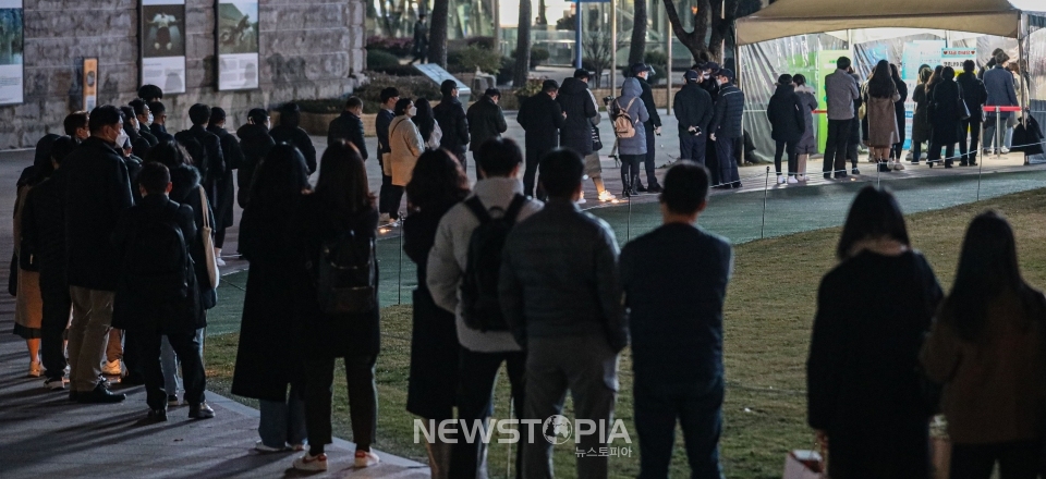 코로나19 신규 확진자가 7,102명으로 집계된 9일 저녁 서울 중구 서울광장 임시선별검사소에서 시민들이 검사를 받기위해 대기하고 있다.ⓒ뉴시스