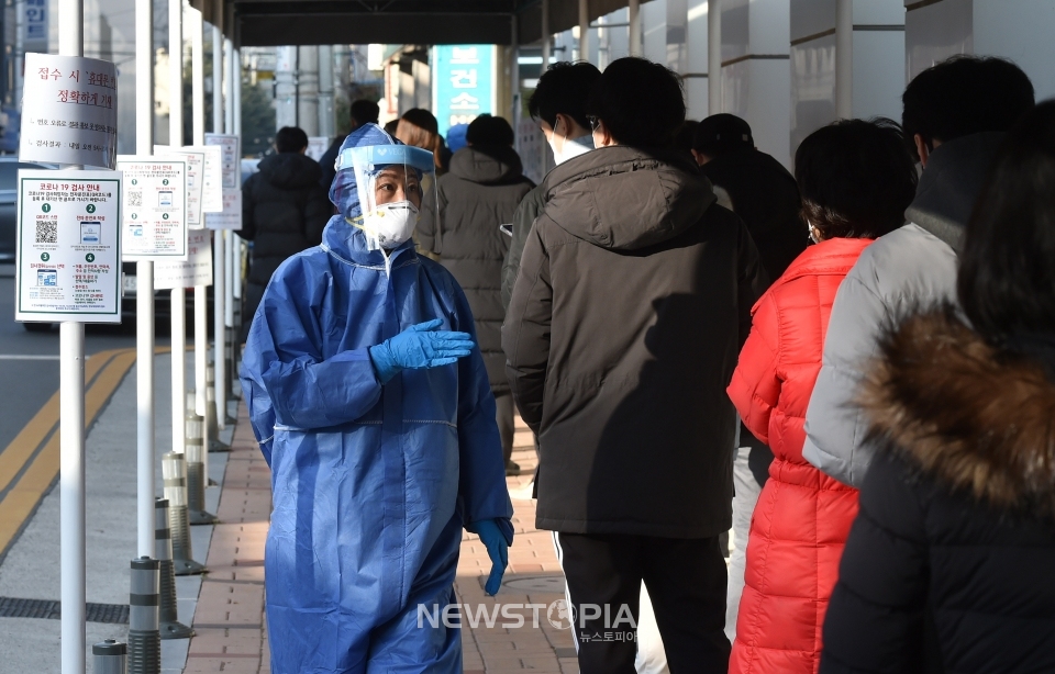 15일 오전 대구 수성구 보건소 선별진료소에서 시민들이 코로나19 진단검사를 받기 위해 대기하고 있다.ⓒ뉴시스