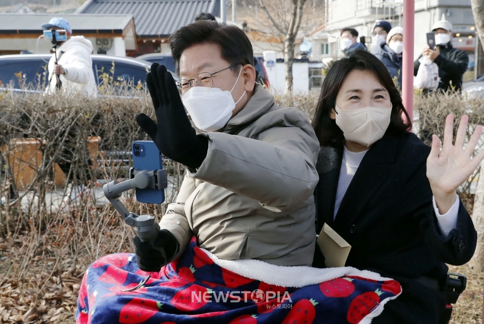 이재명 더불어민주당 대선 후보, 부인 김혜경 씨가 12일 경북 문경시 가은역에서 석탄을 실어 나르던 철로를 관광 자원화한 꼬마열차 탑승 체험을 하고 있다. ⓒ뉴시스