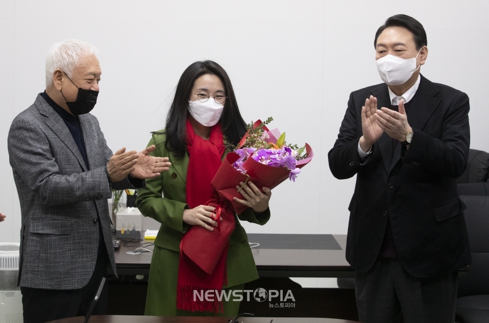 윤석열 국민의힘 대선 후보가 20일 서울 여의도 새시대준비위원회 사무실에서 새시대준비위 수석부위원장으로 합류한 신지예 한국여성정치네트워크 대표 환영식을 하고 있다. ⓒ뉴시스