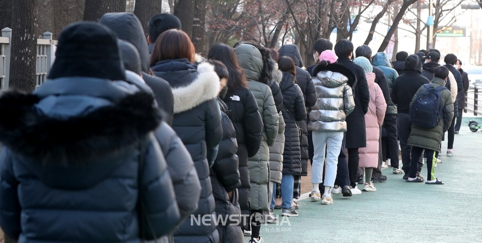 코로나 신규 확진자수가 다시 7000명 대를 넘어선 22일 오전 경기 고양시 일산동구보건소 선별진료소에서 코로나19 검사를 받으려는 시민들이 길게 줄 지어 서 있다ⓒ뉴시스