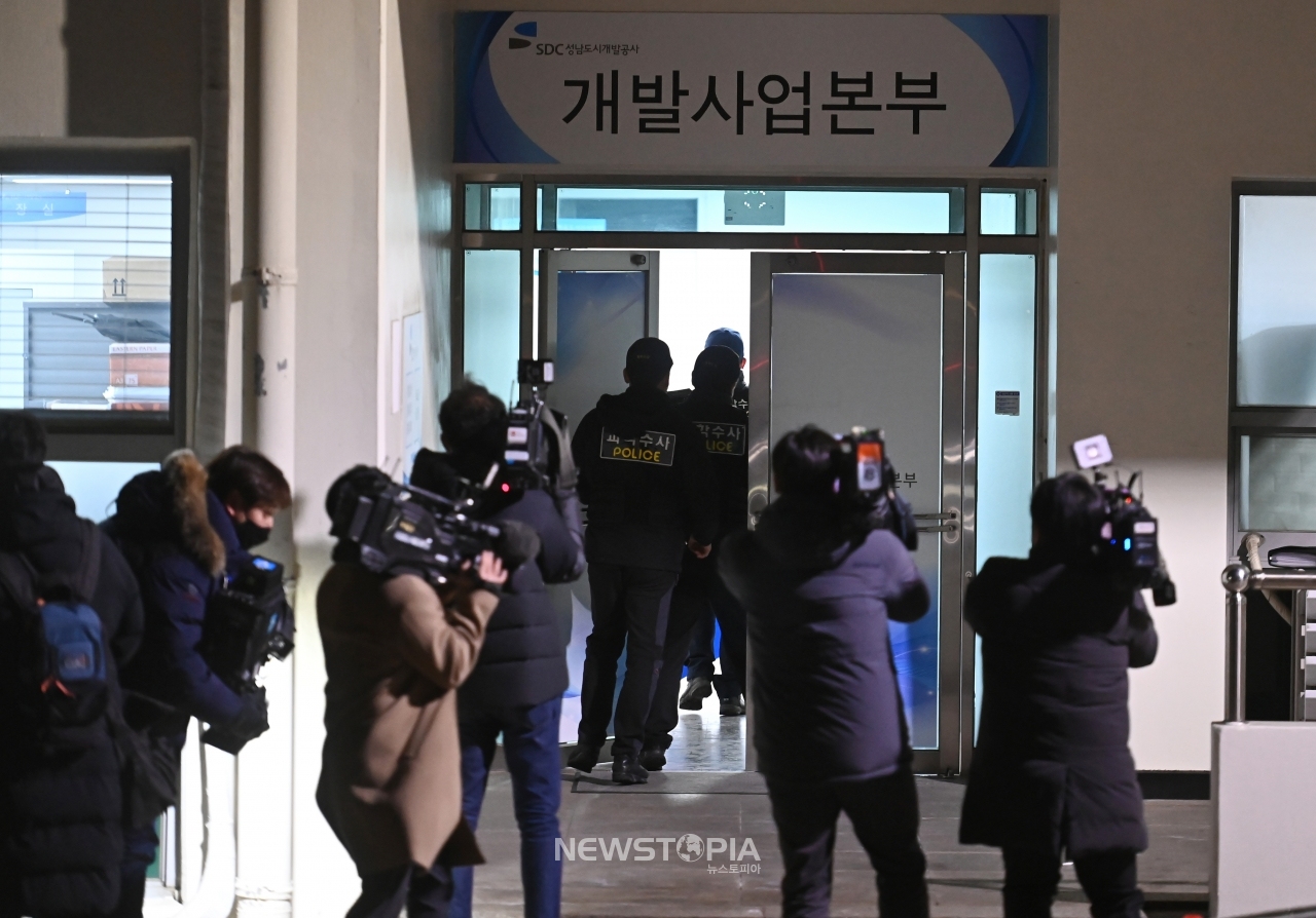 김문기 성남도시개발공사 개발1처장이 숨진 채 발견된 21일 오후 경기도 성남도시개발공사 개발사업본부에서 경찰이 현장감식을 위해 분주하게 움직이고 있다.ⓒ뉴시스