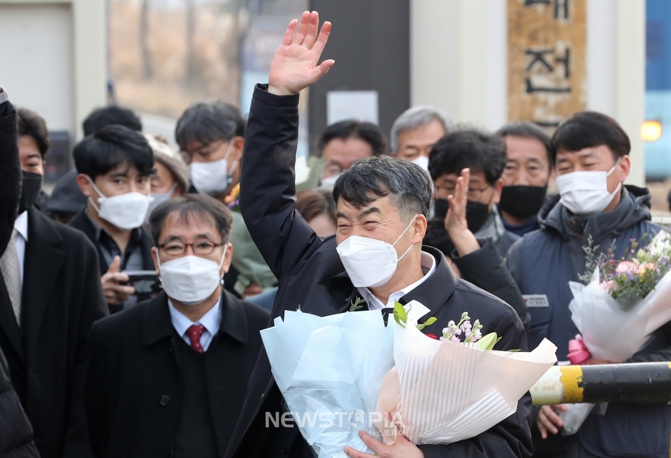 내란선동 등의 혐의로 복역 중이던 이석기 전 통합진보당 의원이 24일 오전 대전교도소에서 출소하고 있다.ⓒ뉴시스