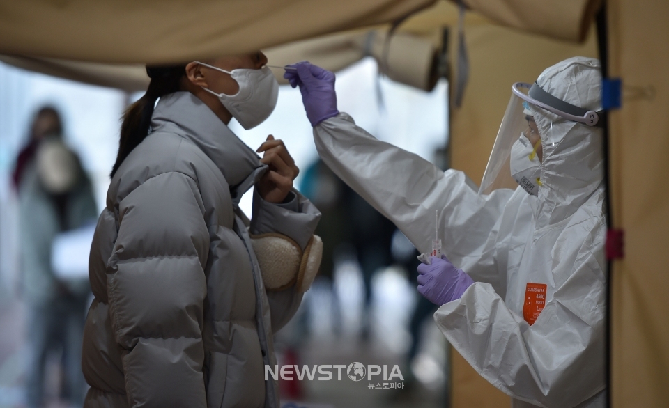 28일 오전 대구 중구 보건소 선별진료소에서 시민들이 코로나19 진단검사를 받고 있다. ⓒ뉴시스