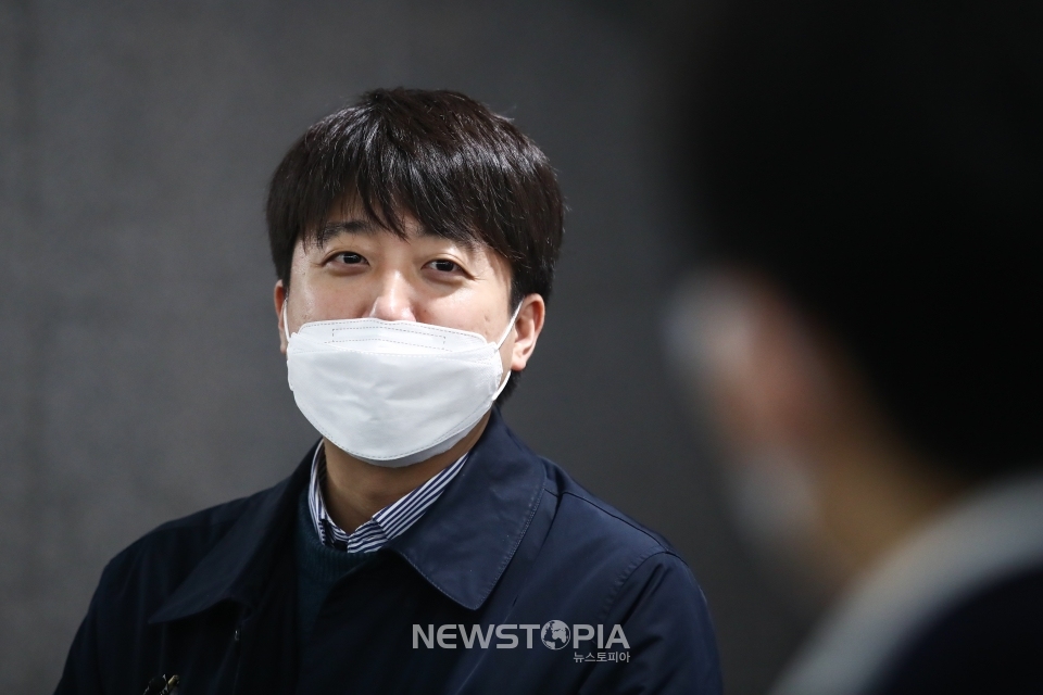 국민의힘 이준석 대표가 29일 국회 의원회관에서 열린 '한돈산업발전 토론회'에서 축사를 마친 뒤 복도에서 취재진의 질문을 받고 있다. ⓒ뉴시스