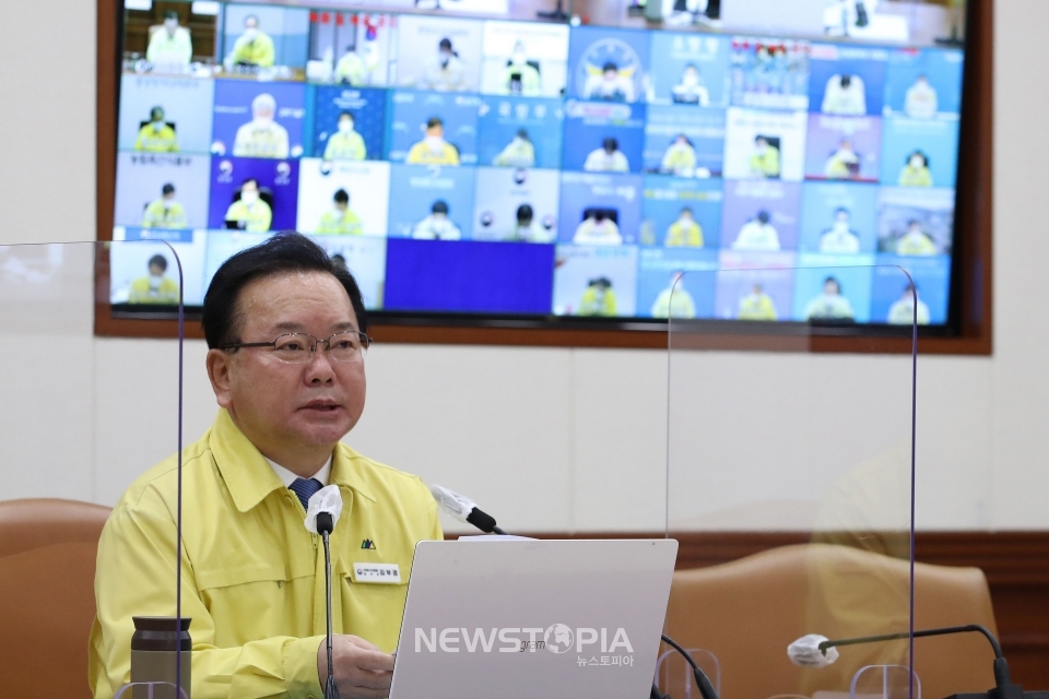 김부겸 국무총리가 31일 서울 종로구 정부서울청사에서 열린 코로나19 대응 중앙재난안전대책본부 회의를 주재하며 모두발언을 하고 있다. 김 총리는 이날 회의에서 "정부는 영업시간 제한, 사적모임 축소 등 현재의 사회적 거리두기를 2주간 더 연장한다"고 말했다. 이어 "많은 사람으로 붐비는 백화점과 대형마트에 대해서는 방역패스를 의무화하고 청소년 방역패스는 3월 1일부터 적용하되 한 달간의 계도기간을 두기로 했다"고 밝혔다. ⓒ뉴시스