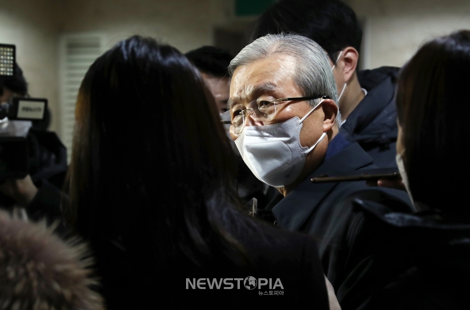 선대위원장 사퇴의 뜻을 밝힌 김종인 국민의힘 총괄선거대책위원장이 5일 서울 종로구 자신의 사무실로 출근하며 취재진 질문에 답하고 있다.ⓒ뉴시스