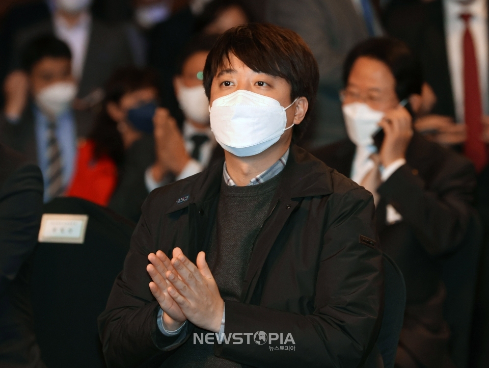 이준석 국민의힘 대표가 4일 서울 중구 대한상공회의소 국제회의장에서 열린 2022년 경제계 신년인사회에 참석해 있다.ⓒ뉴시스
