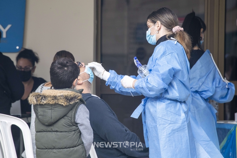 29일(현지시간) 키프로스 니코시아에서 한 남성이 코로나19 신속 검사를 받고 있다. ⓒap