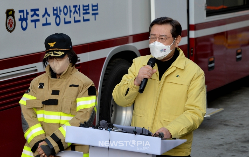 이용섭 광주시장은 13일 오전 광주 서구 화정동 현대산업개발 신축 아파트 붕괴 현장에서 브리핑을 열고 이번 사고와 관련해 재발 방지를 위한 3대 입장을 발표하고 있다.ⓒ뉴시스