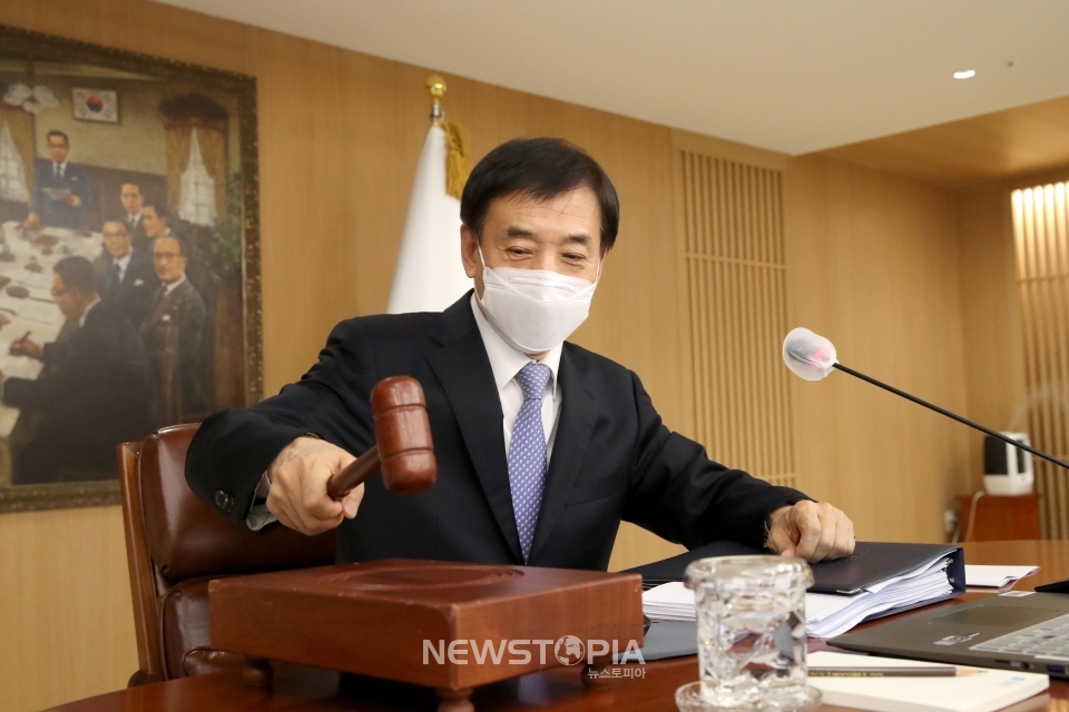 이주열 한국은행 총재가 14일 오전 서울 중구 한국은행에서 열린 금융통화위원회 본회의에서 회의를 주재하고 있다. (사진=한국은행 제공)