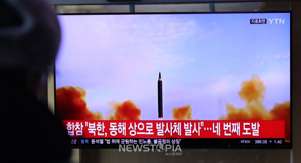 지난 14일 북한이 단거리 탄도미사일 발사한 후 사흘 만에 다시 발사체를 발사한 17일 오전 서울역 대합실에서 시민들이 관련 뉴스를 시청하고 있다.