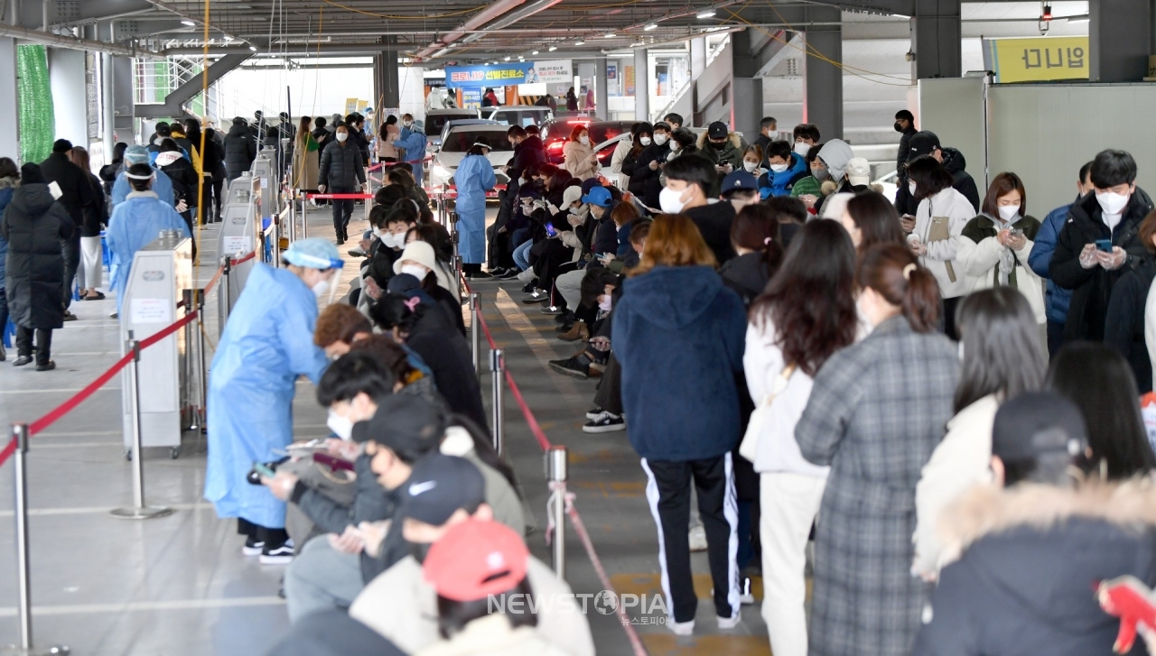 광주지역 코로나19 오미크론 변이바이러스 확산으로 검사체계가 고위험군 중심으로 바뀐 가운데 25일 오후 광주 북구 선별진료소에 코로나19 검사자들이 줄을 서 기다리고 있다.ⓒ뉴시스