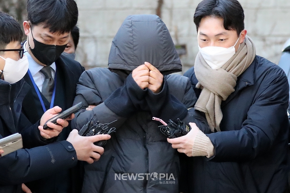 공금 115억원을 횡령해 주식 투자 등에 사용한 혐의를 받는 강동구청 공무원 김모(47)씨가 3일 오전 서울 광진경찰서를 나와 검찰로 구속 송치되고 있다.ⓒ뉴시스