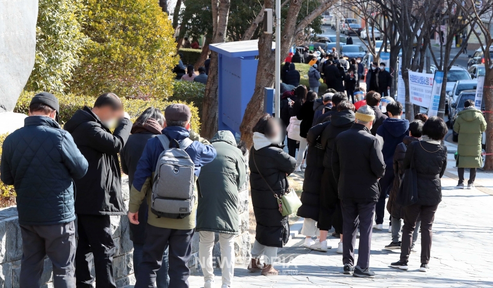 기록적인 코로나19 확진세가 지속되고 있는 7일 부산 남구보건소 선별진료소 앞에서 시민들이 검사를 하기 위해 길게 줄을 서고 있다. ⓒ뉴시스